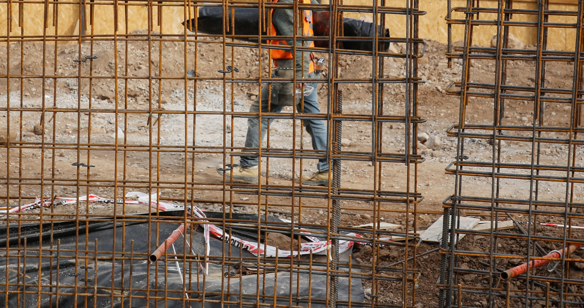 Trabajador de la construcción por departamentos en sector Aurora de Chile de Concepción