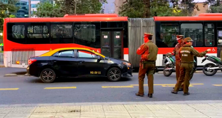 Detienen a taxista que evadió fiscalización en Santiago y atropelló a carabinero: funcionario disparó