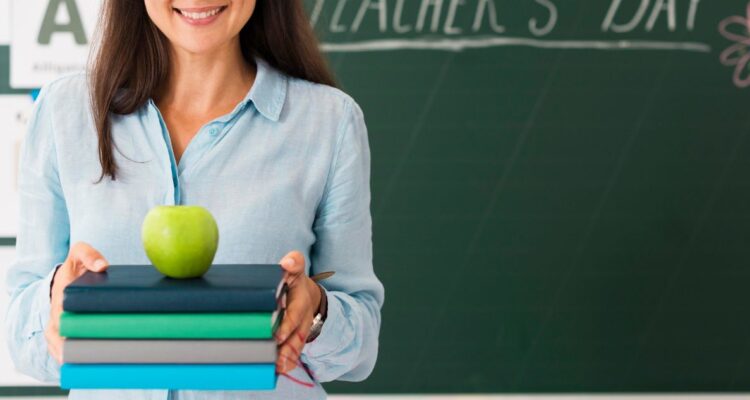 Cuándo es el día del profesor o del maestro 2024 en Chile, por qué se celebra y por qué se ha cambiado la fecha según la ley.