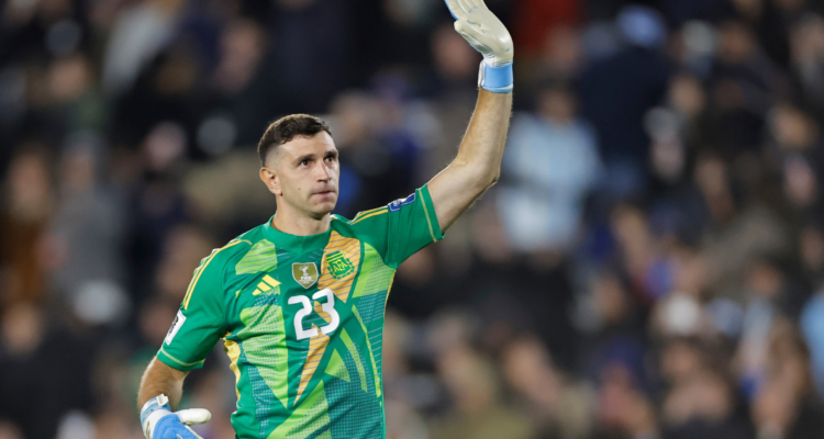 Dibu Martínez acusa persecución de FIFA por sanción tras agredir a gráfico: “Tienen algo contra mi”