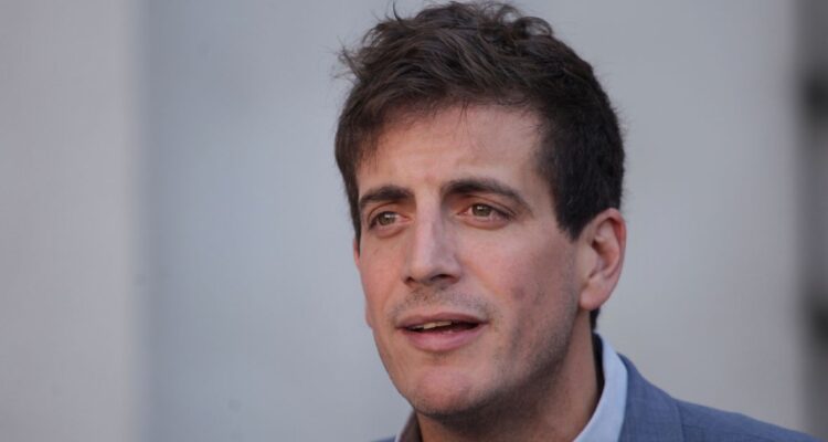 Schalper presenta oficio y pide explicaciones por suspensión de hasta 3 días de clases por elecciones