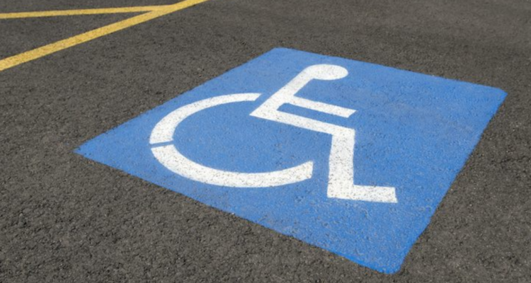 Esta es la multa por estacionarse sin credencial en lugar reservado para discapacitados