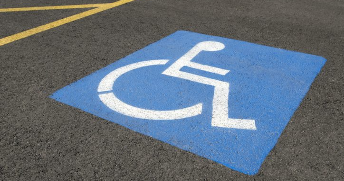 Esta es la multa por estacionarse sin credencial en lugar reservado para discapacitados