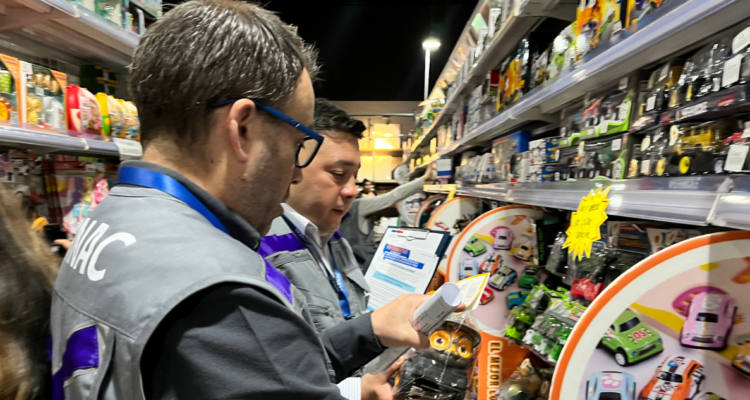 Sernac redobla fiscalización a malls chinos tras centenar de quejas por falta de boletas y etiquetado