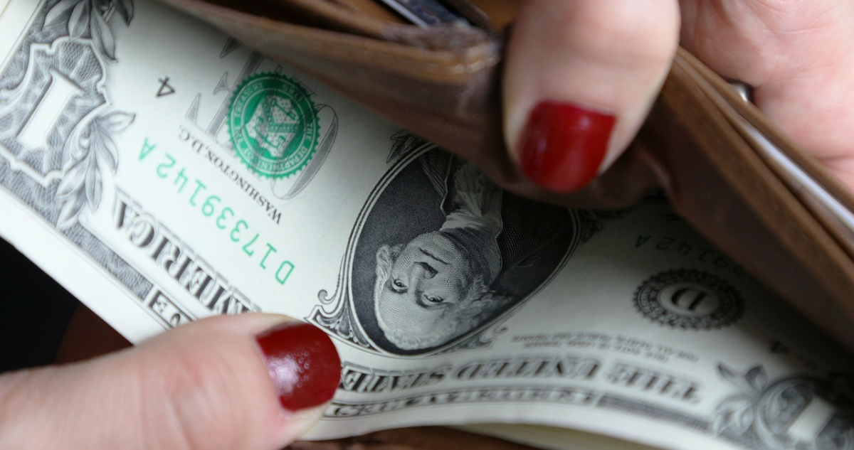 El dólar cae casi $10 en su apertura y el mercado ya siente tensión por las presidenciales de EEUU