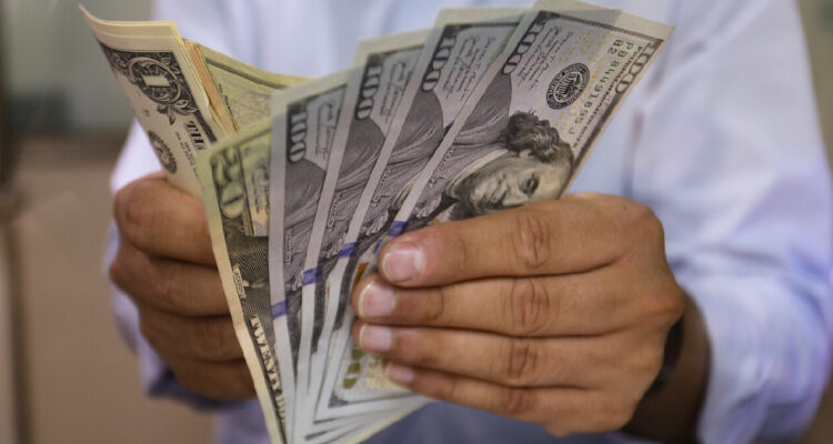 El dólar abre la semana en $953 con un precio del cobre favorecido por el panorama en China