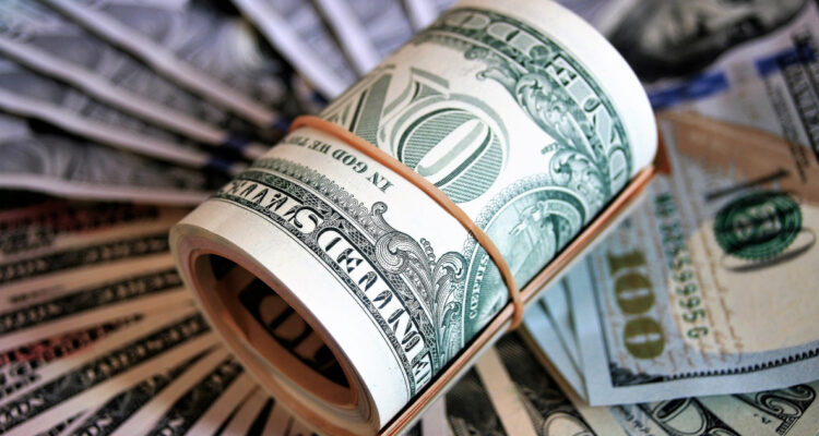 El dólar sigue subiendo en medio de la incertidumbre ante elecciones en EEUU y sobrepasa los $960