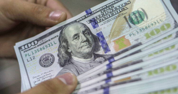 Dólar cierra una semana donde subió más de $20: datos en EEUU y crisis en Medio Oriente fueron claves