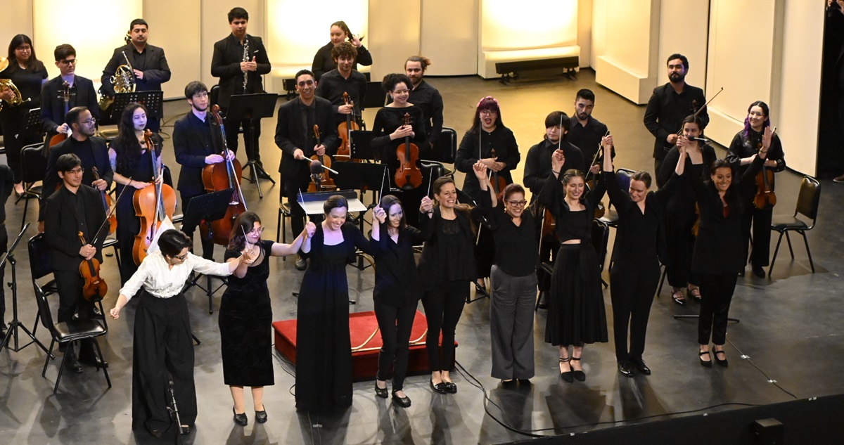 DOMINGO HUB DIRECTORAS ORQUESTA