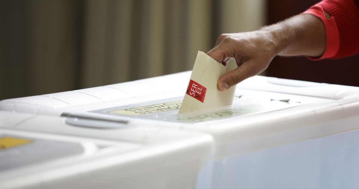 Dónde voto Revisa con tu rut los datos electorales del Servel, mesa de votación y local para las elecciones primarias de alcaldes y gobernadores en Chile.