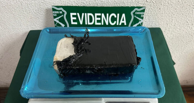 Detienen a dos jóvenes por porte de drogas en barrio Yungay: lanzaron cocaína al techo de una casa