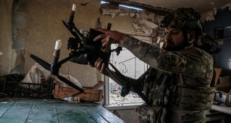 Archivo | Soldado ucraniano con un dron en la ciudad de Chasiv Yar, región de Donetsk