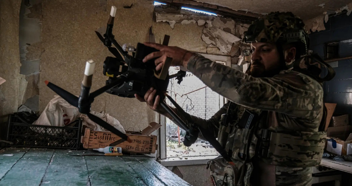 Archivo | Soldado ucraniano con un dron en la ciudad de Chasiv Yar, región de Donetsk