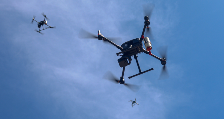 Anuncian compra de 12 drones para reforzar combate de incendios forestales en región de Los Lagos