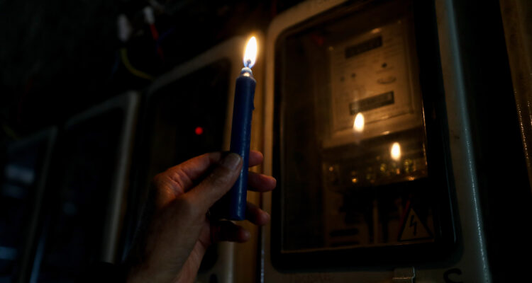 En Ecuador suspenden cobro de electricidad ante quejas por alza de precios y en medio de apagones