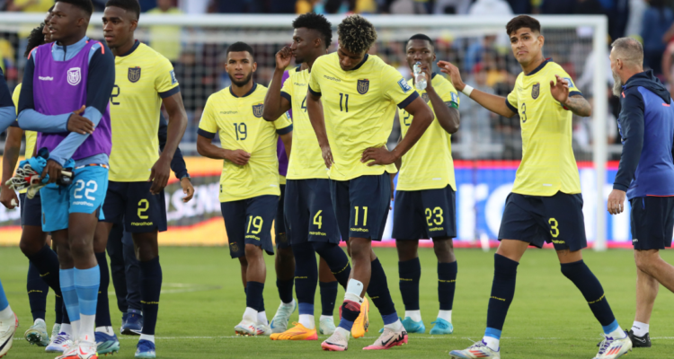 La homofobia le sale caro a Ecuador: FIFA castiga a la ‘Tri’ por cánticos ofensivos en duelo ante Perú
