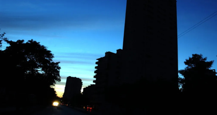 Apagón total en Cuba: colapsa el sistema eléctrico en todo el país tras falla energética