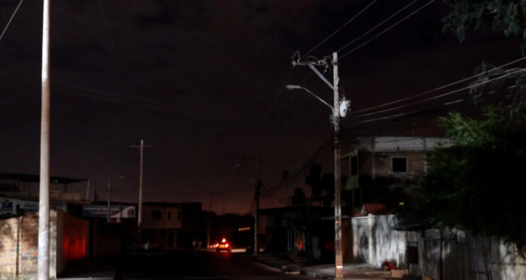 Crisis energética en Ecuador: aumentan a 10 horas diarias los cortes de luz y ministro es reemplazado