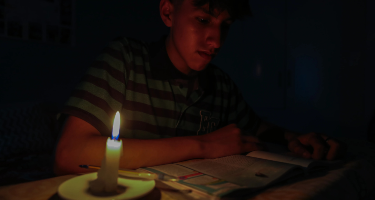 Crisis energética golpea a Ecuador: gobierno aumenta a 14 horas diarias los cortes de luz