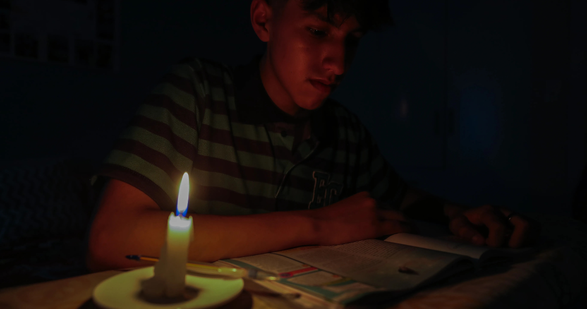 Crisis energética golpea a Ecuador: gobierno aumenta a 14 horas diarias los cortes de luz
