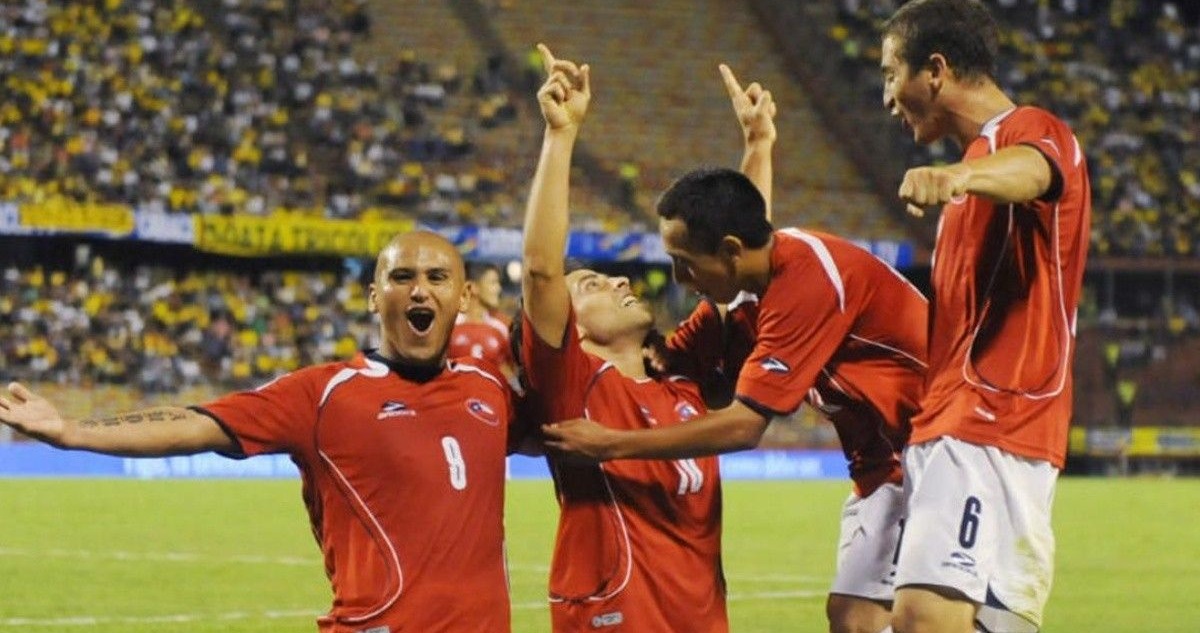 Fabián Orellana celebrando triunfo de La Roja a Colombia en 2009.