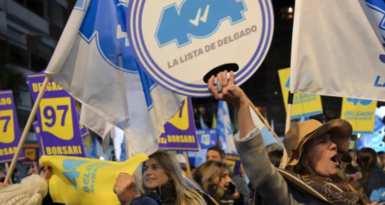 Seguidores de Álvaro Delgado, del Partido Nacional, en Montevideo, en junio de 2024