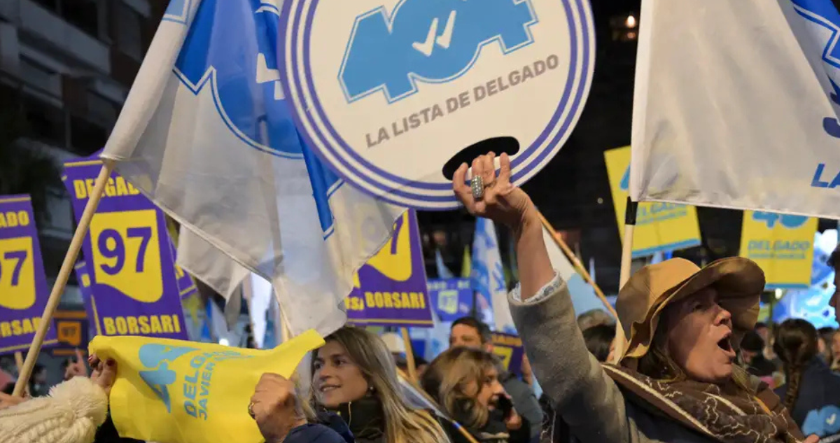 Seguidores de Álvaro Delgado, del Partido Nacional, en Montevideo, en junio de 2024