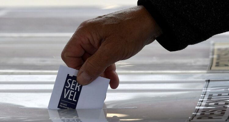 Debo votar dos días en las elecciones de alcaldes y gobernadores del 26 y 27 de octubre, y cuáles son los candidatos en tu comuna y región.