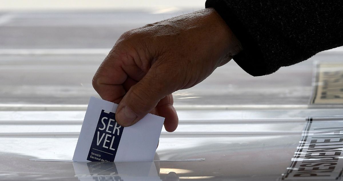 Debo votar dos días en las elecciones de alcaldes y gobernadores del 26 y 27 de octubre, y cuáles son los candidatos en tu comuna y región.