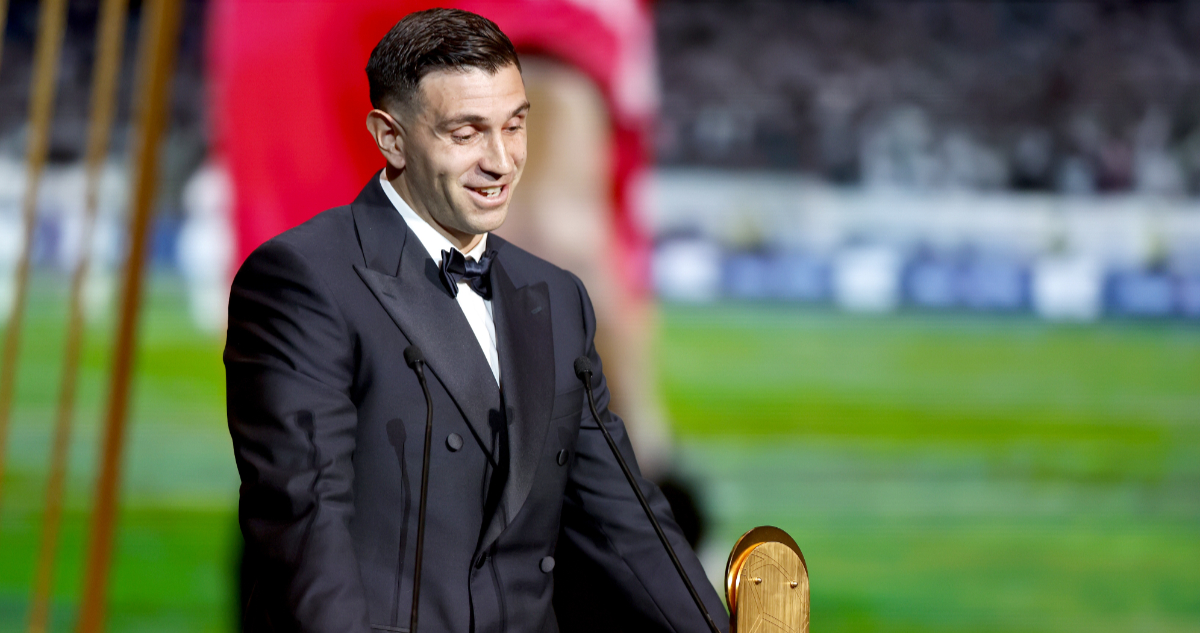 Emiliano Dibu Martínez en ceremonia del Balón de Oro 2024 con su premio Yashin
