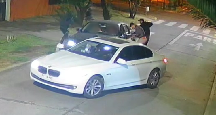 Encerrona en Ñuñoa: delincuentes roban un Mercedes Benz y se llevaron hasta el vino de las víctimas