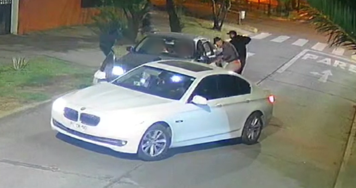 Encerrona en Ñuñoa: delincuentes roban un Mercedes Benz y se llevaron hasta el vino de las víctimas