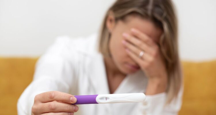 Qué es la endometriosis y cómo afecta la fertilidad de las mujeres: ¿Podría entrar al GES?