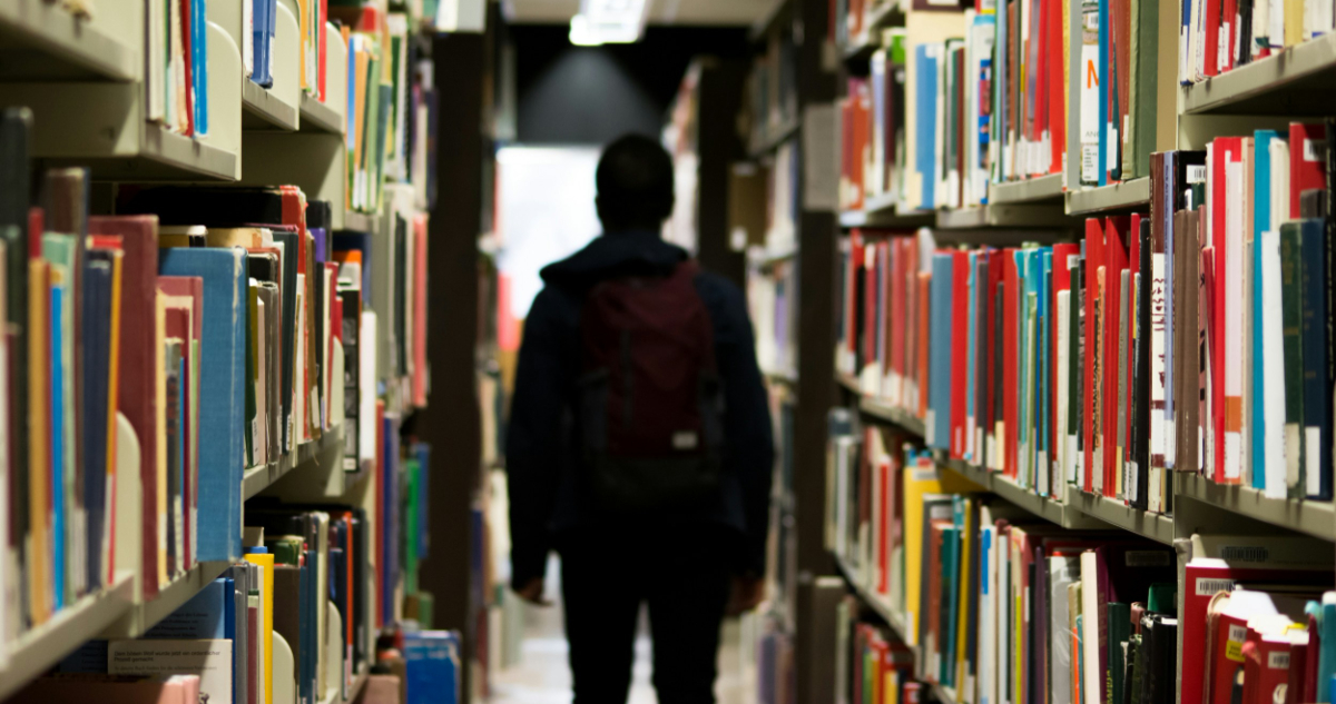 Foto de un estudiante en la biblioteca para ilustrar a un beneficiario de Becas Chile