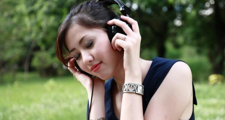 Estudio concluye que escuchar música tras una operación acelera la recuperación