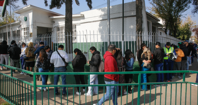 Votantes excusándose en Carabineros por no poder votar