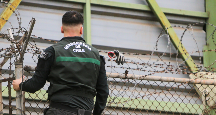 Exdirectores de Gendarmería de Chile acusan negligencia y posible corrupción tras fuga de reos