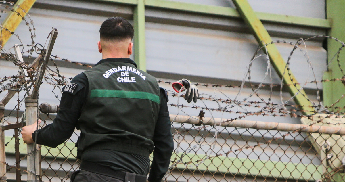 Exdirectores de Gendarmería de Chile acusan negligencia y posible corrupción tras fuga de reos