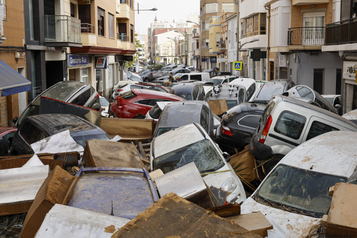 Suben a 95 muertos tras paso de temporal DANA en España y Gobierno decreta 3 días de luto