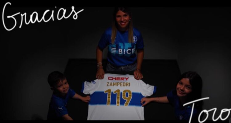 La camiseta homenaje a Fernando Zampedri tras convertirse en goleador histórico de la UC