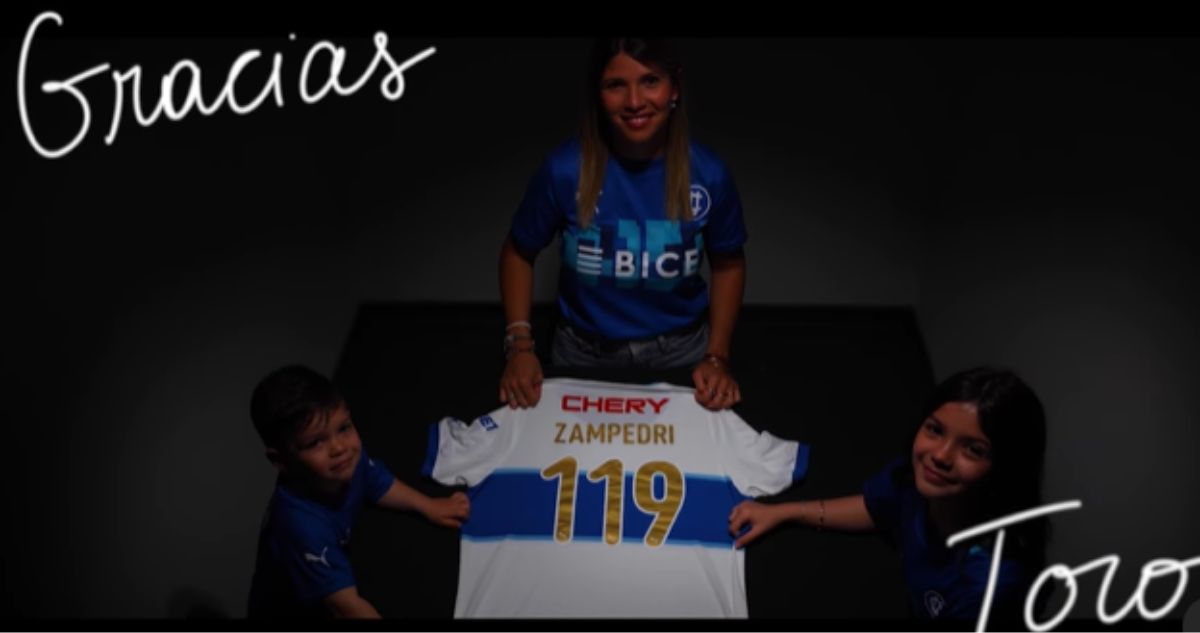 La camiseta homenaje a Fernando Zampedri tras convertirse en goleador histórico de la UC