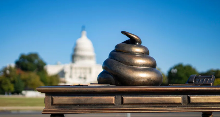 Figura en bronce de excremento aparece frente al Capitolio de EE.UU para conmemorar el asalto de 2021