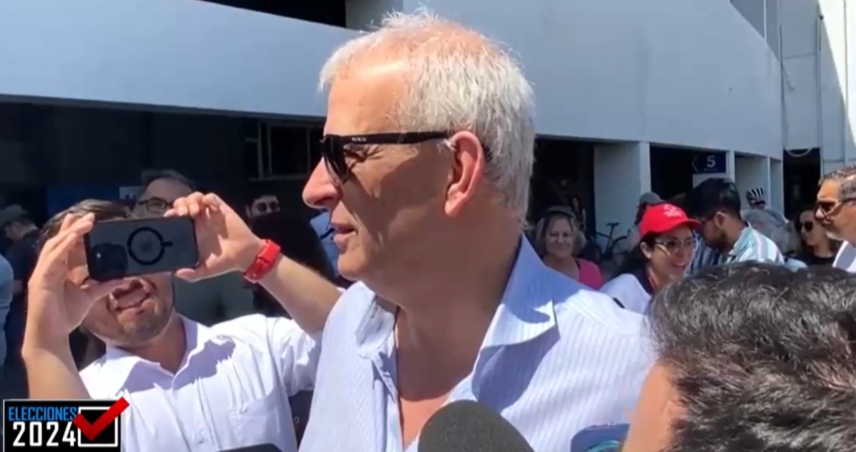 “No es no”: el incómodo momento del fiscal Xavier Armendáriz cuando fue a votar al Estadio Nacional