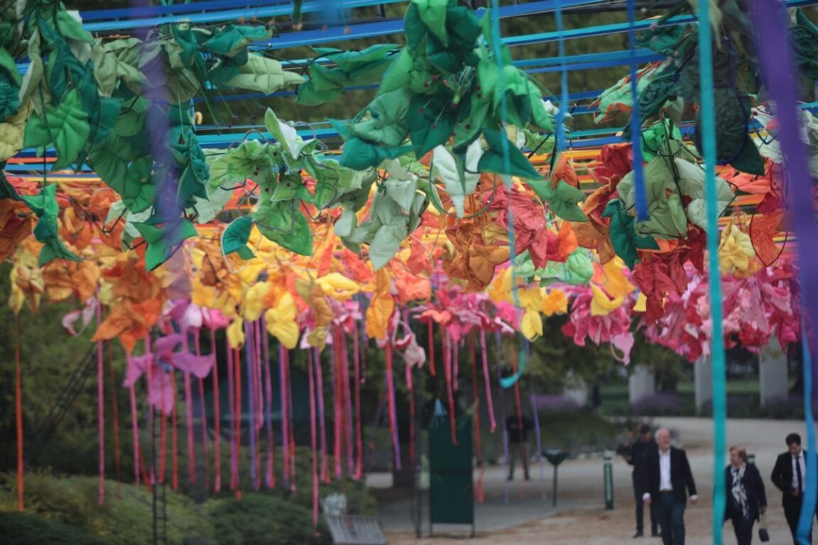 "Flores al Cielo": jardín aéreo con más de 400 flores recibe la primavera en Parque Américo Vespucio