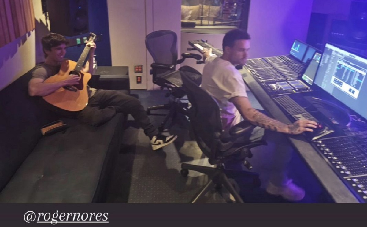 Liam Payne y Roger Nores en estudio de grabación.