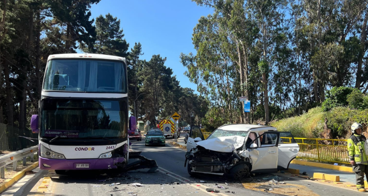 Bebe de 11 meses en riesgo vital tras grave accidente en El Quisco: Mamá y hermana resultaron heridas