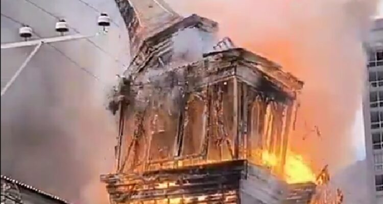 Captan momento en que cae una de las torres por incendio en Iglesia San Francisco de Iquique