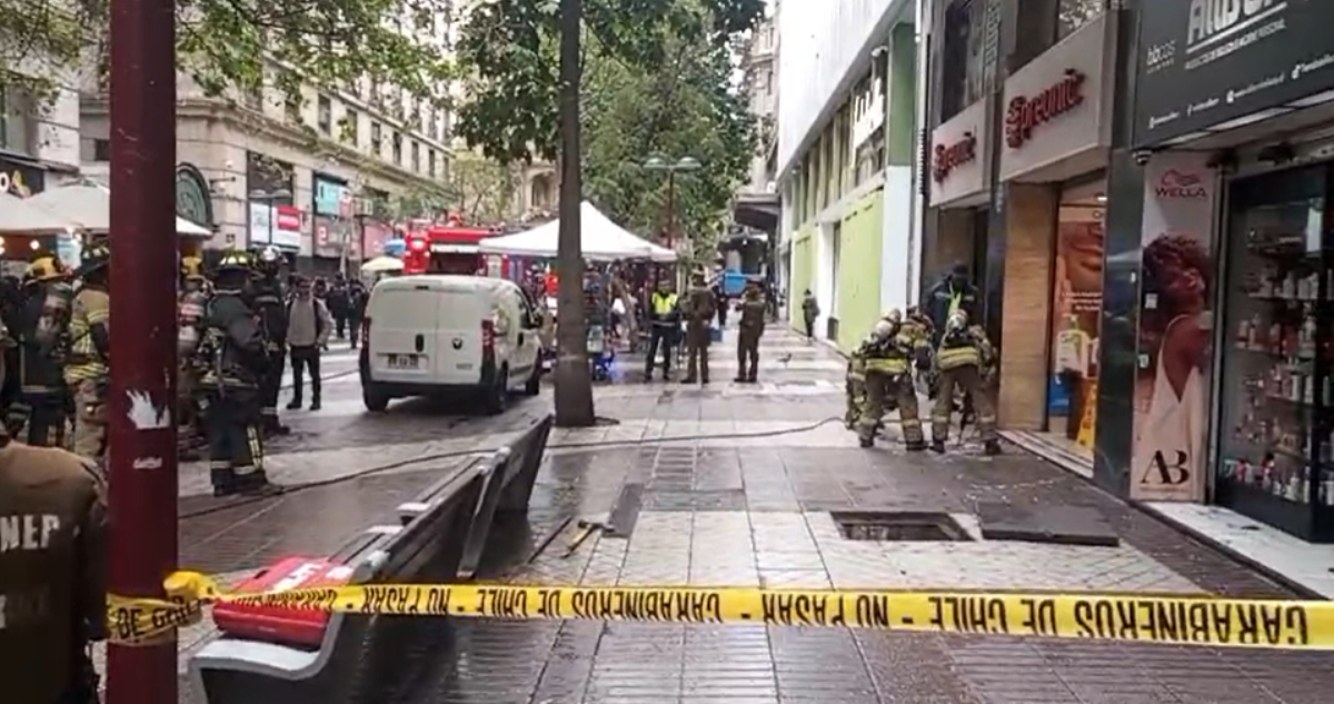 Bomberos trabaja en masiva fuga de gas en Paseo Ahumada