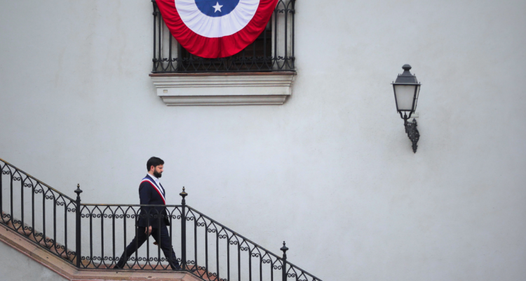 Gabriel Boric. Columna La Retroexcavadora de Orlando Saenz