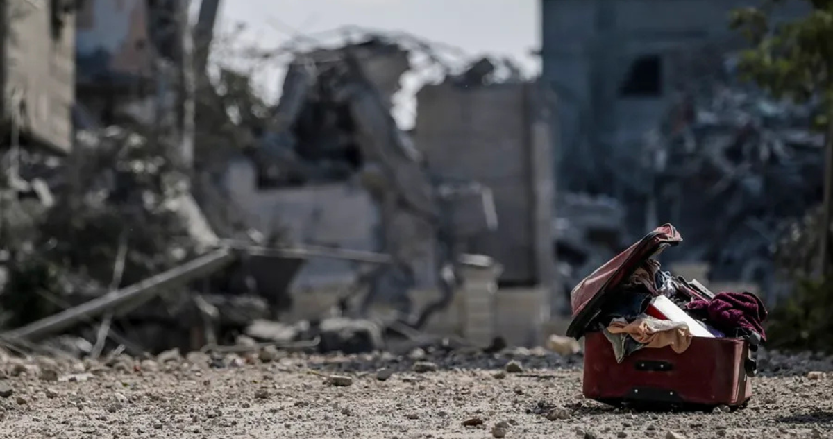 Una maleta en el suelo de un barrio de Gaza